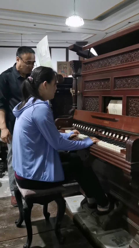 1891年的脚踏风琴,《友谊地久天长》