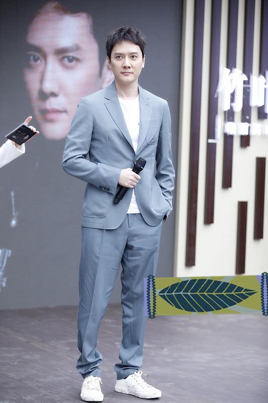 奶爸冯绍峰帅气亮相穿蓝色西装配小白鞋显年轻又体面