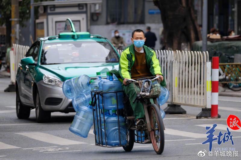 抗疫时期，广州街头最美身影一直在！（图 羊城晚报记者陈秋明）