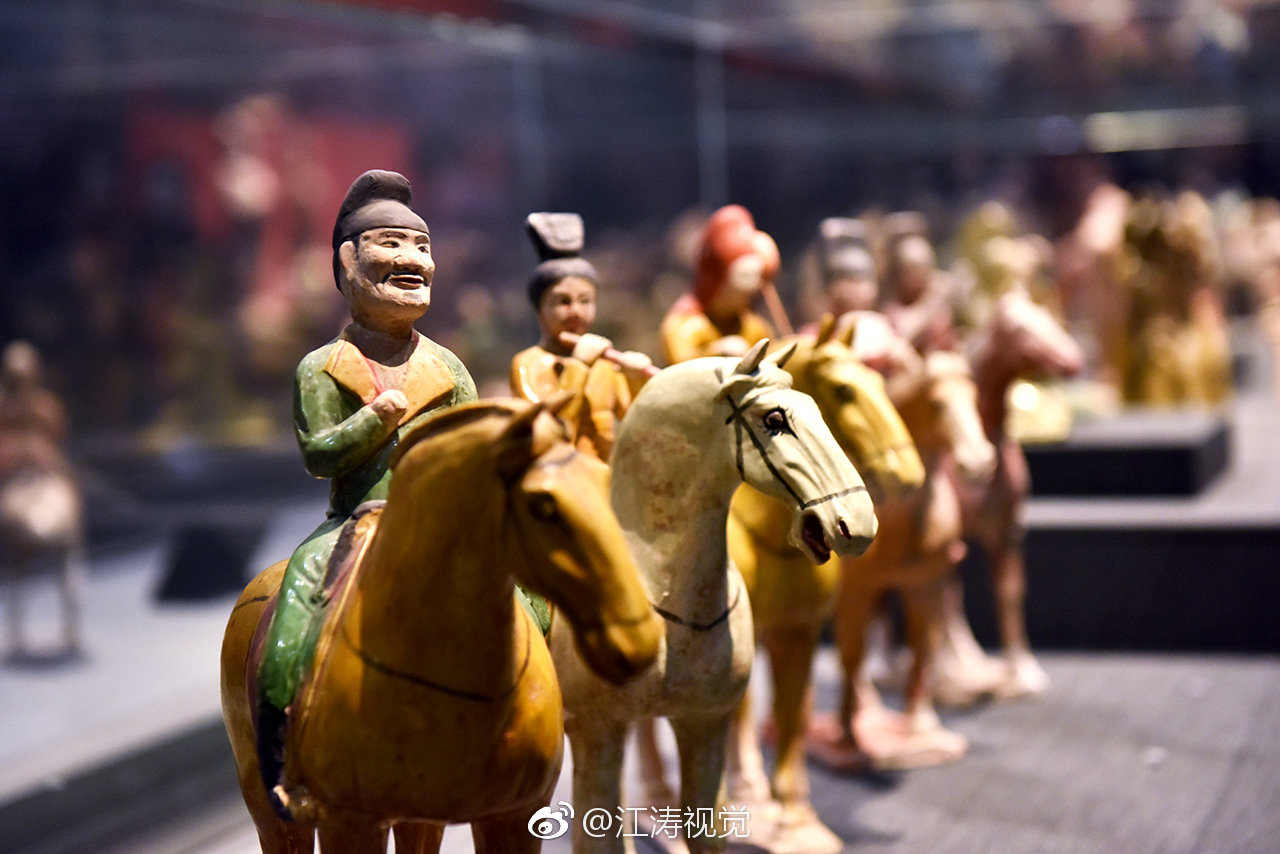 陕西历史博物馆的面积大,展厅多,展出的馆藏文物更是多又全_新浪新闻