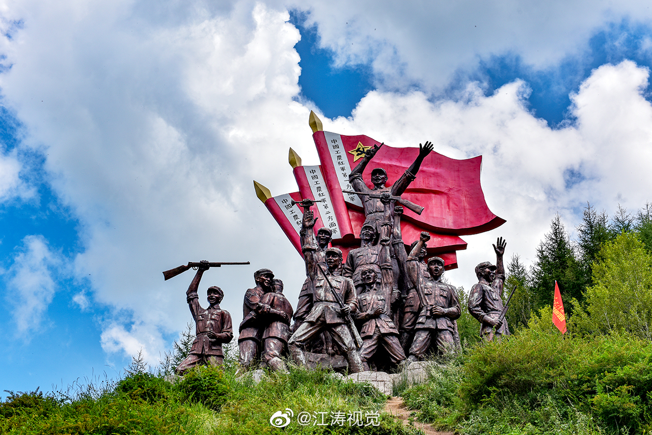 "六盘山上高峰,红旗漫卷西风.今日长缨在手,何时缚住苍龙