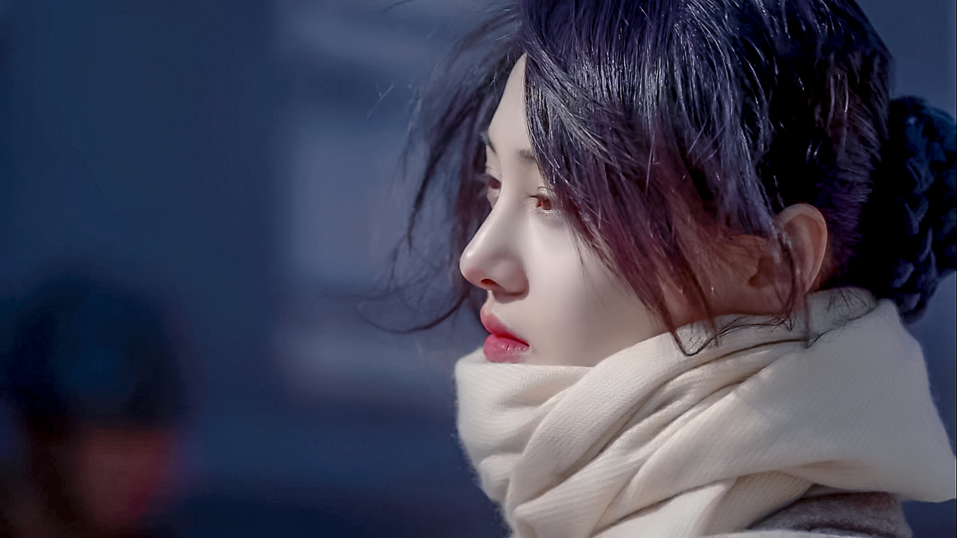 这是郑爽首次出演谍战剧,拿枪的小爽好酷,眼神坚定有戏