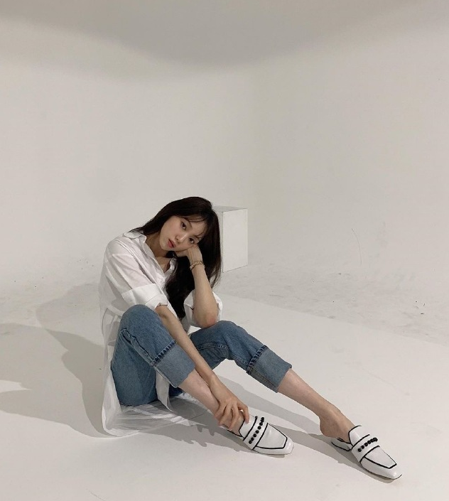 韩国长腿女神李圣经穿白衬衣配牛仔裤简单又时髦这身材太完美