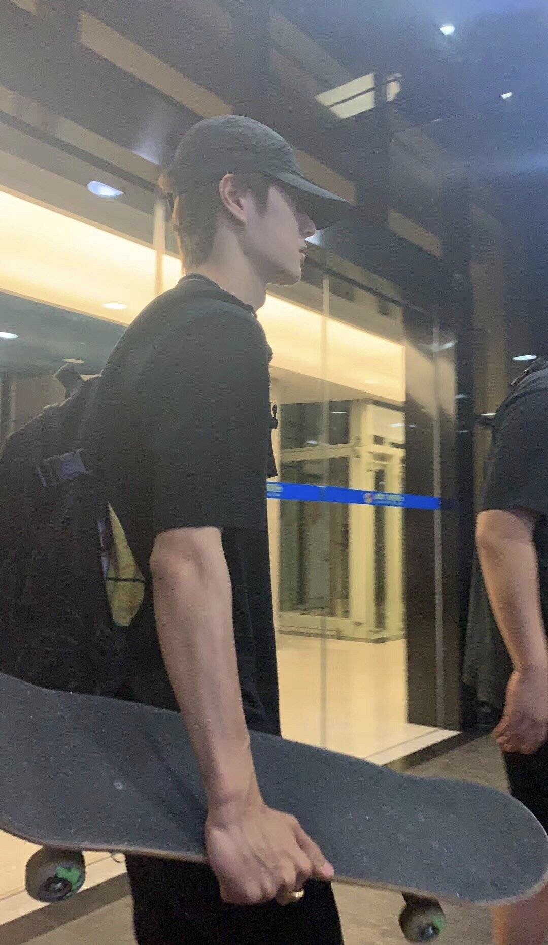 王一博手臂线条,一看就是运动少年