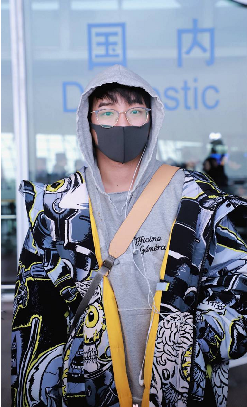 彭昱畅口罩遮面戴着眼镜包裹严实保暖不失时尚 一路由迷妹随行