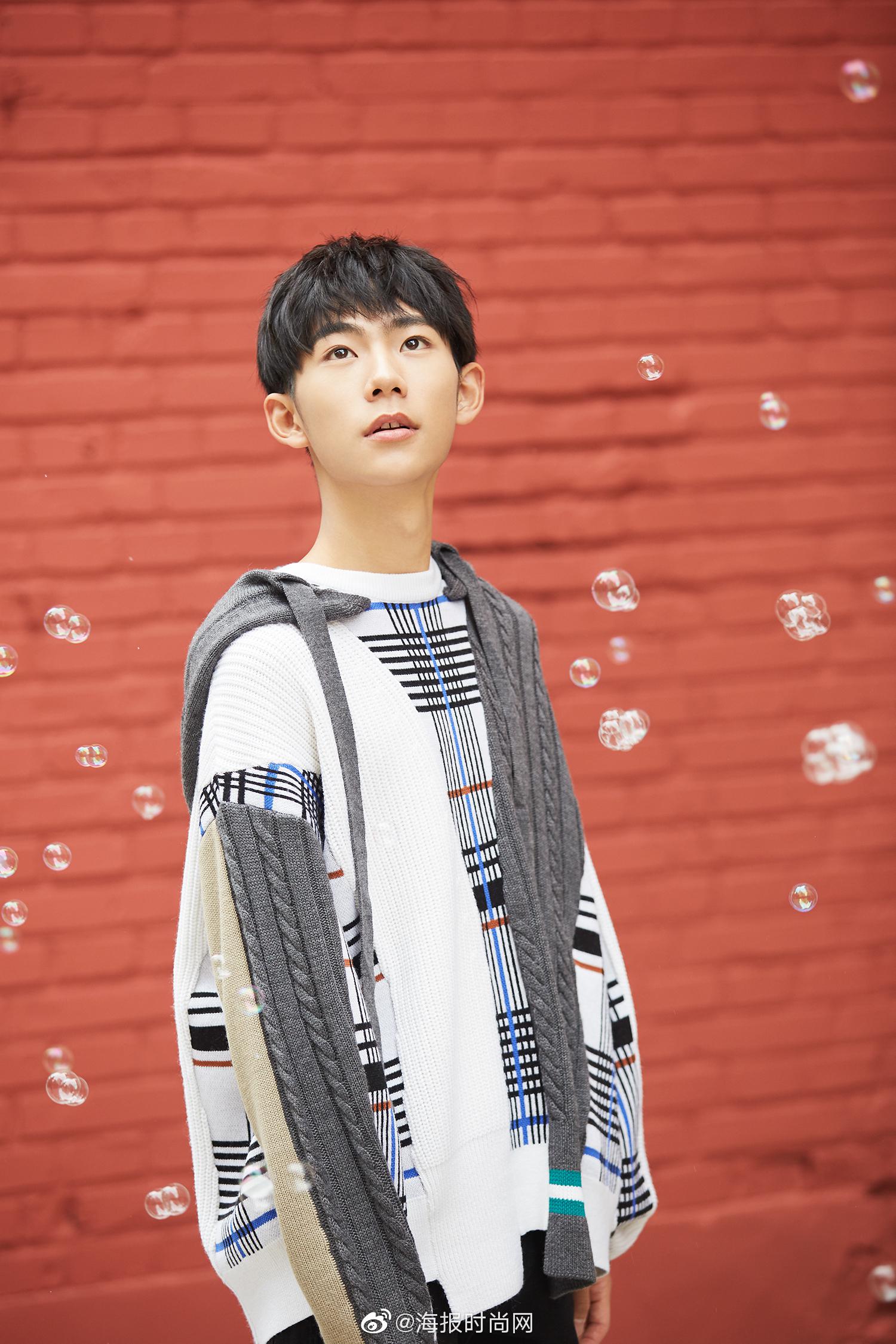 电视剧小欢喜 里 的扮演者00后@演员刘家祎 最新早秋写真