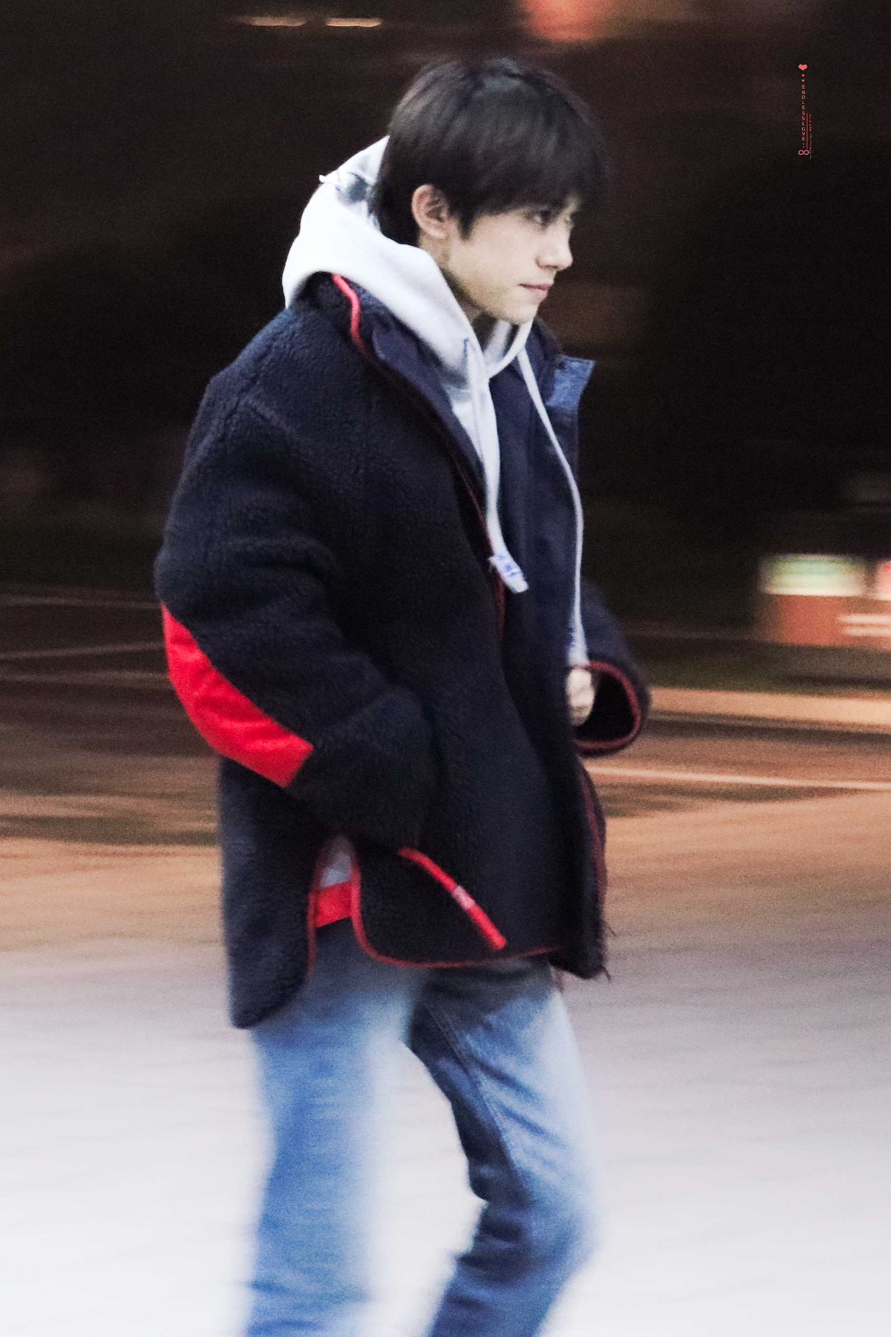 易烊千玺今晚长沙机场北京饭拍身穿黑色羊羔毛外套 灰色卫衣顺毛