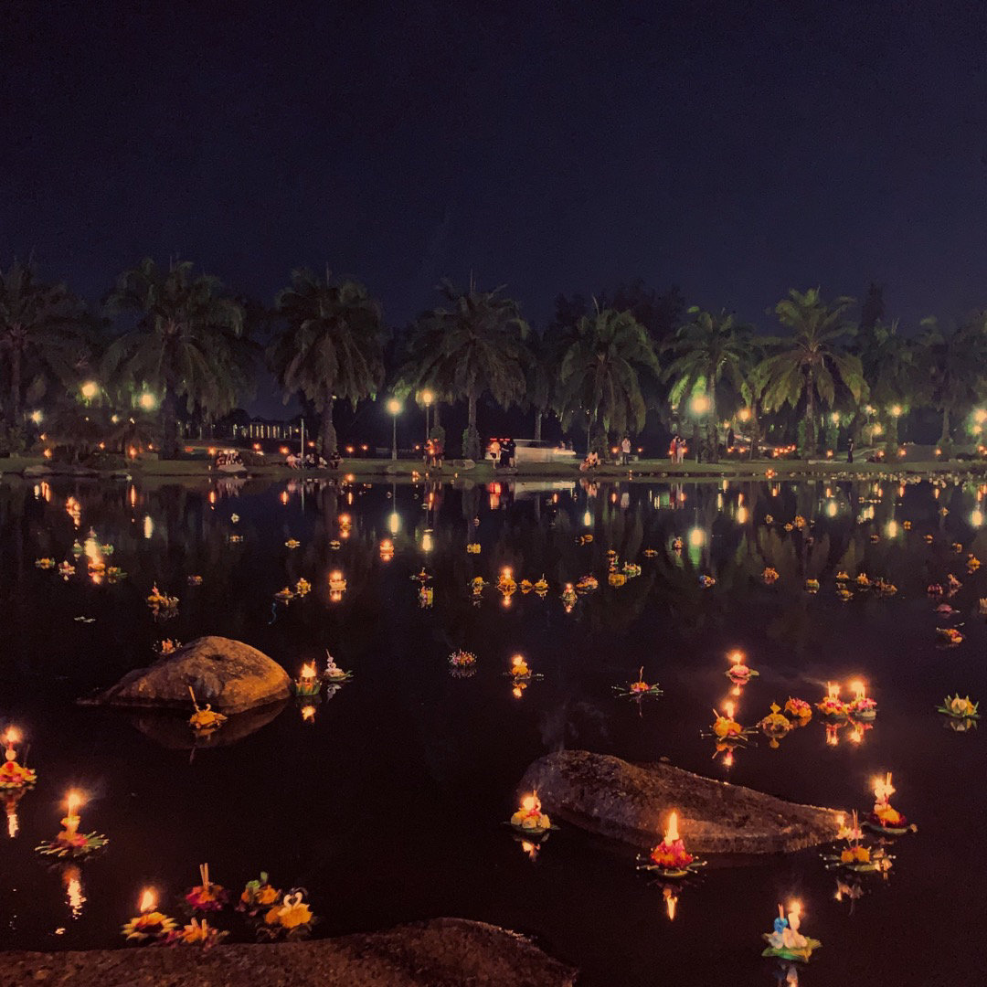 传说这个水灯,如果能够飘到湖中央,而且不熄灭