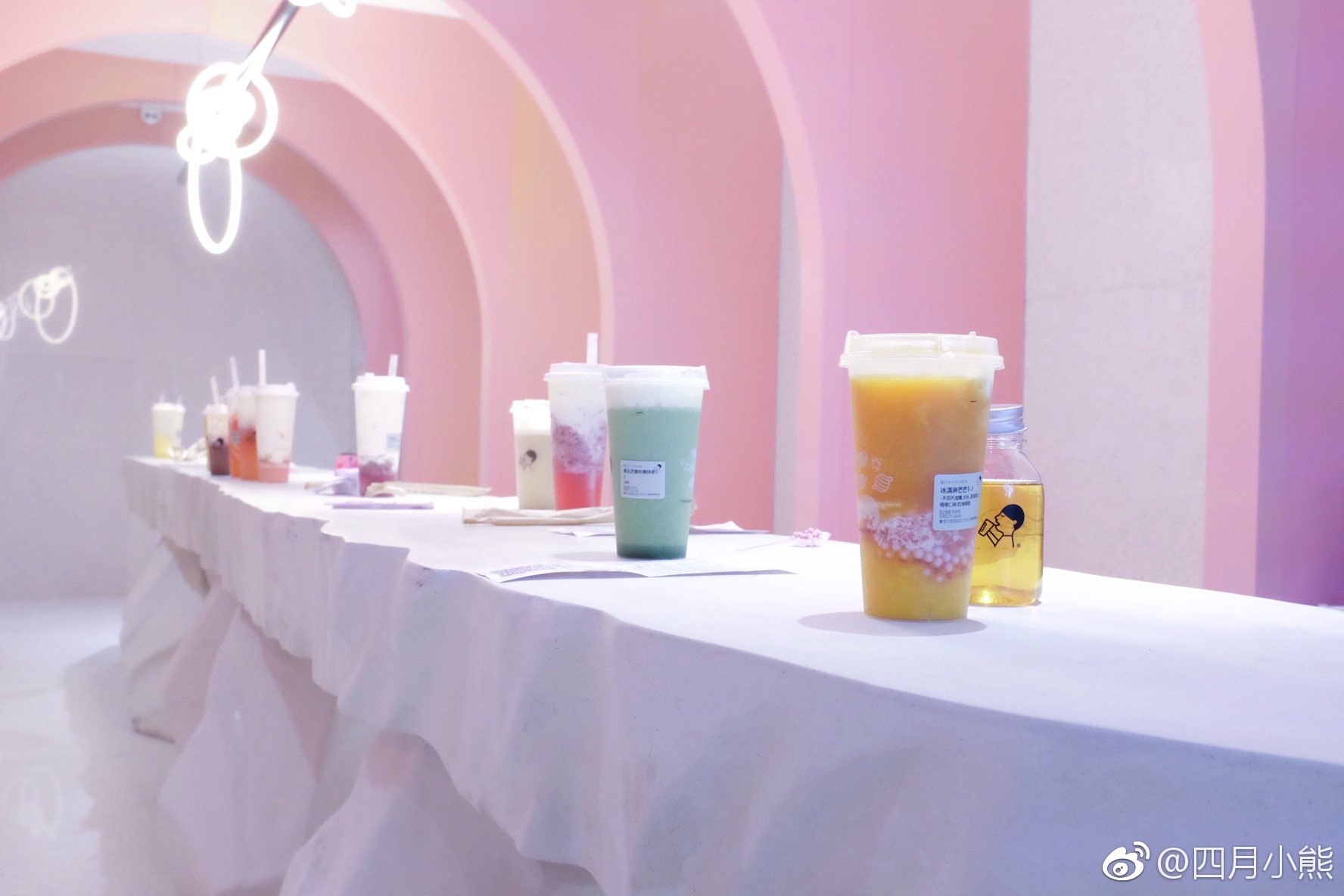Piink Tea Studio HEYTEA PINK北京首家喜茶PINK店位于蓝色港湾钟楼广场附近店内粉红