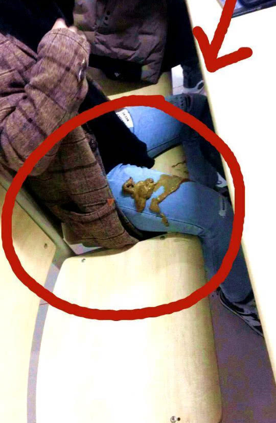 大学生带"宠物"上课,一学生刚抱上,接下来的操作,瞬间笑喷了