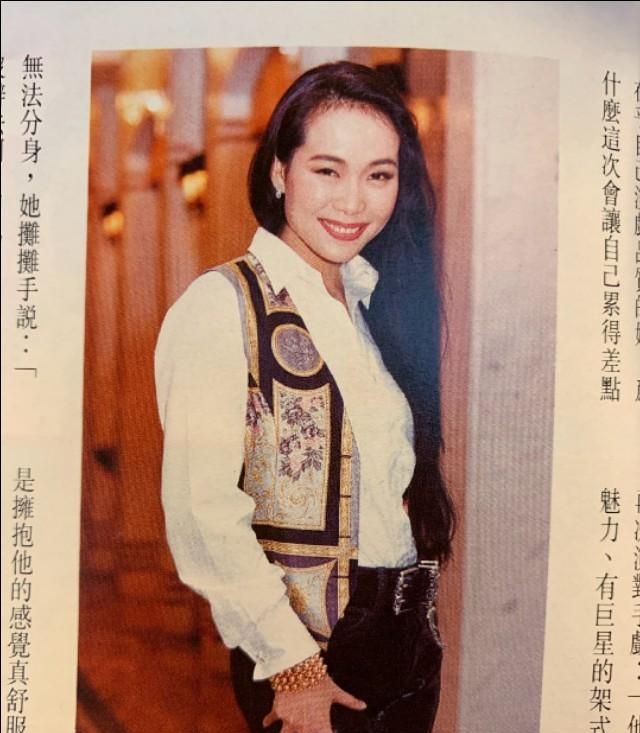 《新白娘子传奇》《碧海青天》叶童都是男装示人,而且演得很成功