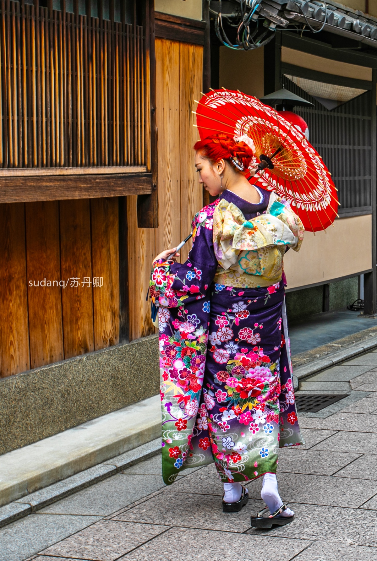 在京都祇园的花见小路,会看见许多游客穿着和服
