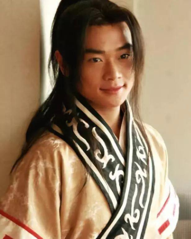 蓝盈莹与曹骏分手前曾悄悄换头像,女强男弱真是爱情里的大山吗?