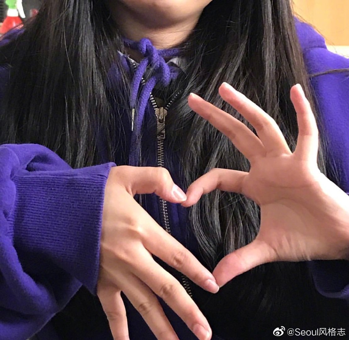 花式比心千百种,最近又在流行这种新式比心