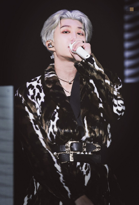 尖叫之夜范丞丞新歌舞台首唱,超绝白发造型,将整个舞台点燃.