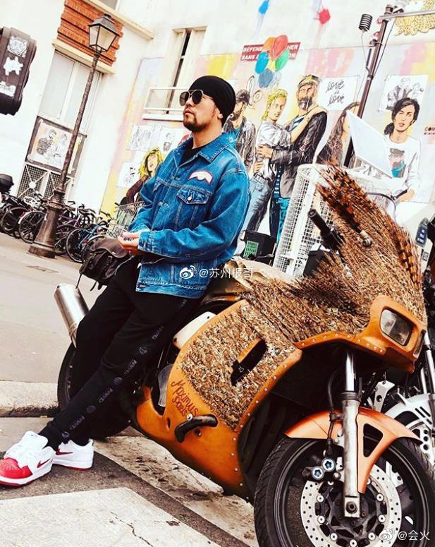 近日,周杰伦在社交平台上晒出了自己在餐厅戴墨镜吃饭的照片