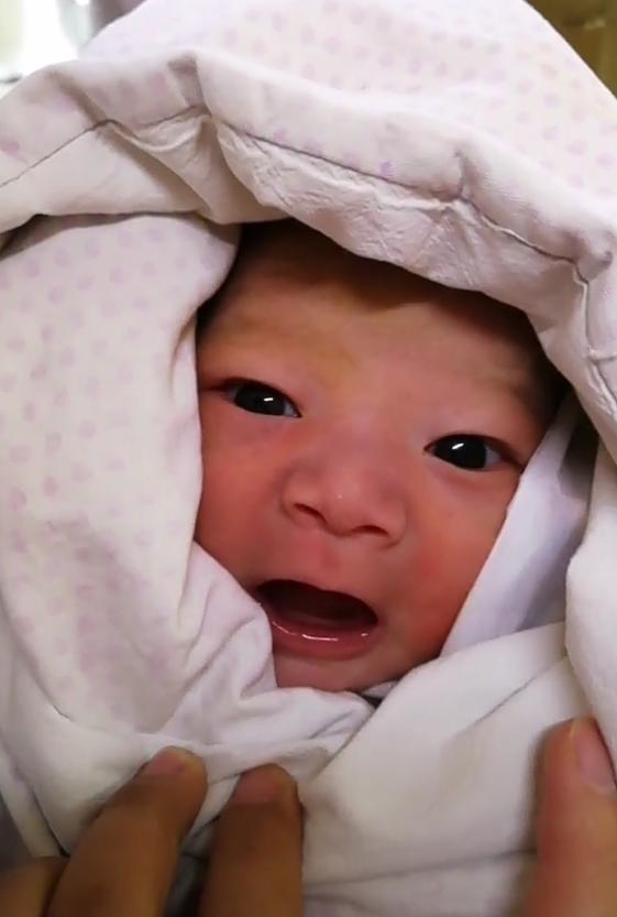 新生儿什么时间睁开眼睛,好像这个时间表的确往前提高了不少,记得我刚