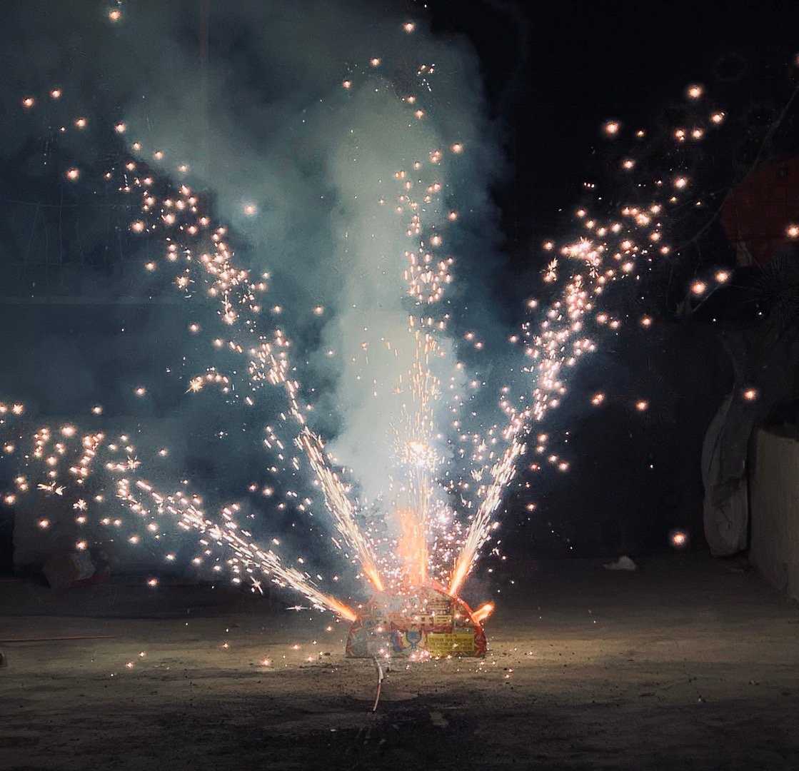抓住最后一天的机会,在晒台给孩子放烟花