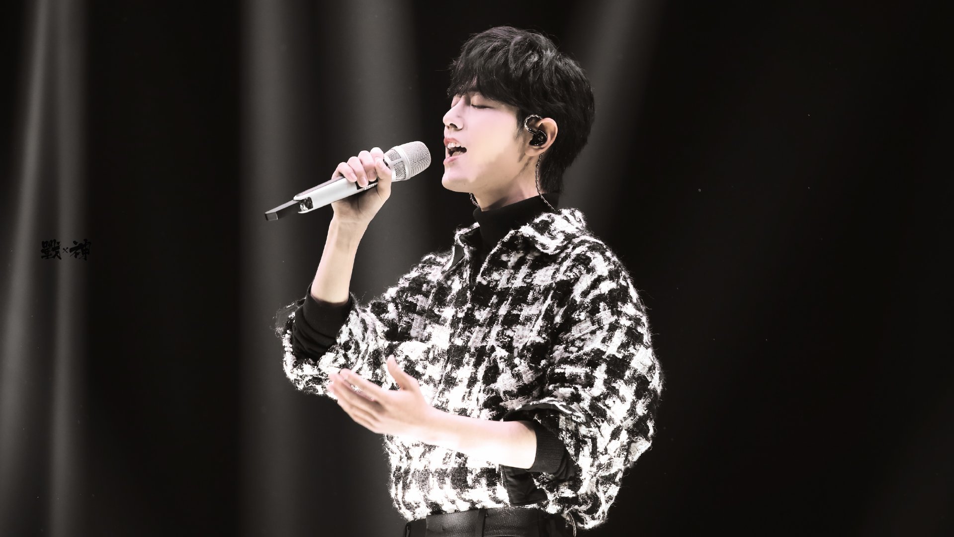 肖战好适合舞台,唱歌的时候太迷人了,无法抵抗的那种迷人