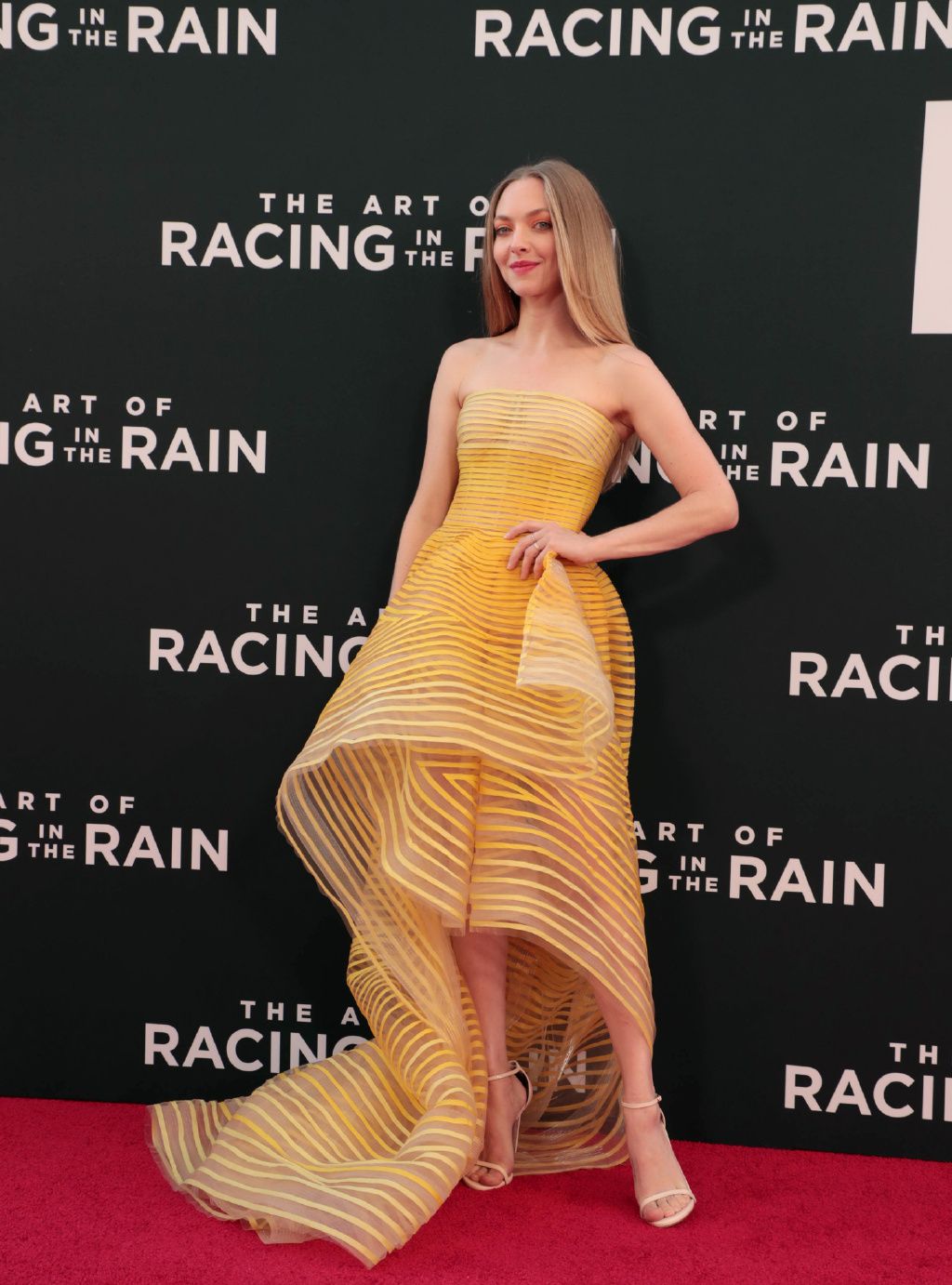 34岁阿曼达·塞弗里德现身活动!身高不足160,却越活越像仙女