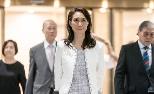 何超凤地中海旅行两周晒成黑珍珠笑言女儿带男友回家前要做调查