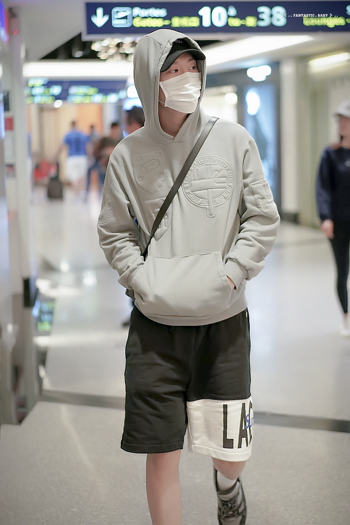 范丞丞机场路透 北京巴黎到达灰色卫衣 黑色短裤 酷帅有型边走