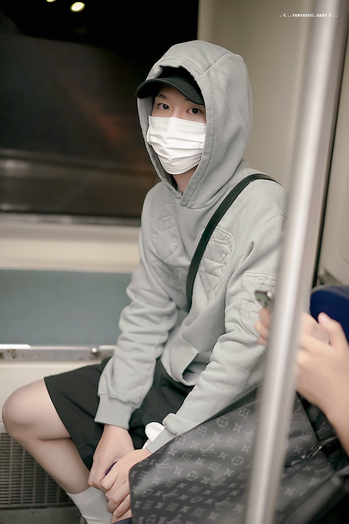 范丞丞机场路透 北京巴黎到达灰色卫衣 黑色短裤 酷帅有型边走