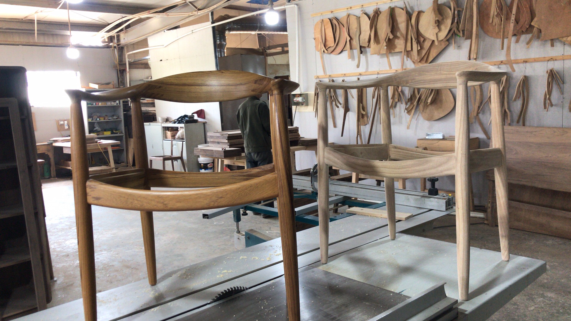 春光明媚去家具厂看我的肯尼迪椅子柚木白坯粗打磨几下就累了