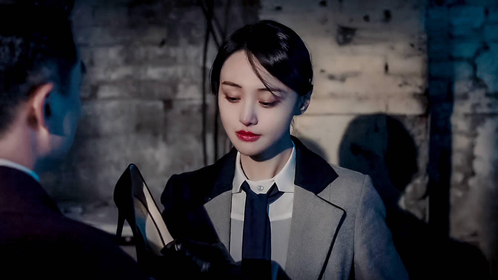 这是郑爽首次出演谍战剧,拿枪的小爽好酷,眼神坚定有戏|好酷|小爽|谍战剧_新浪新闻