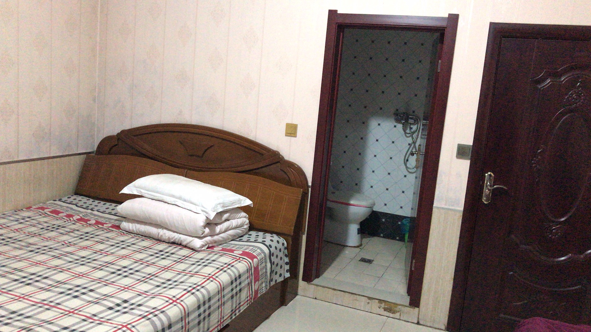 老黑山镇的旅店,单间60元.我的许多朋友,估计好多年