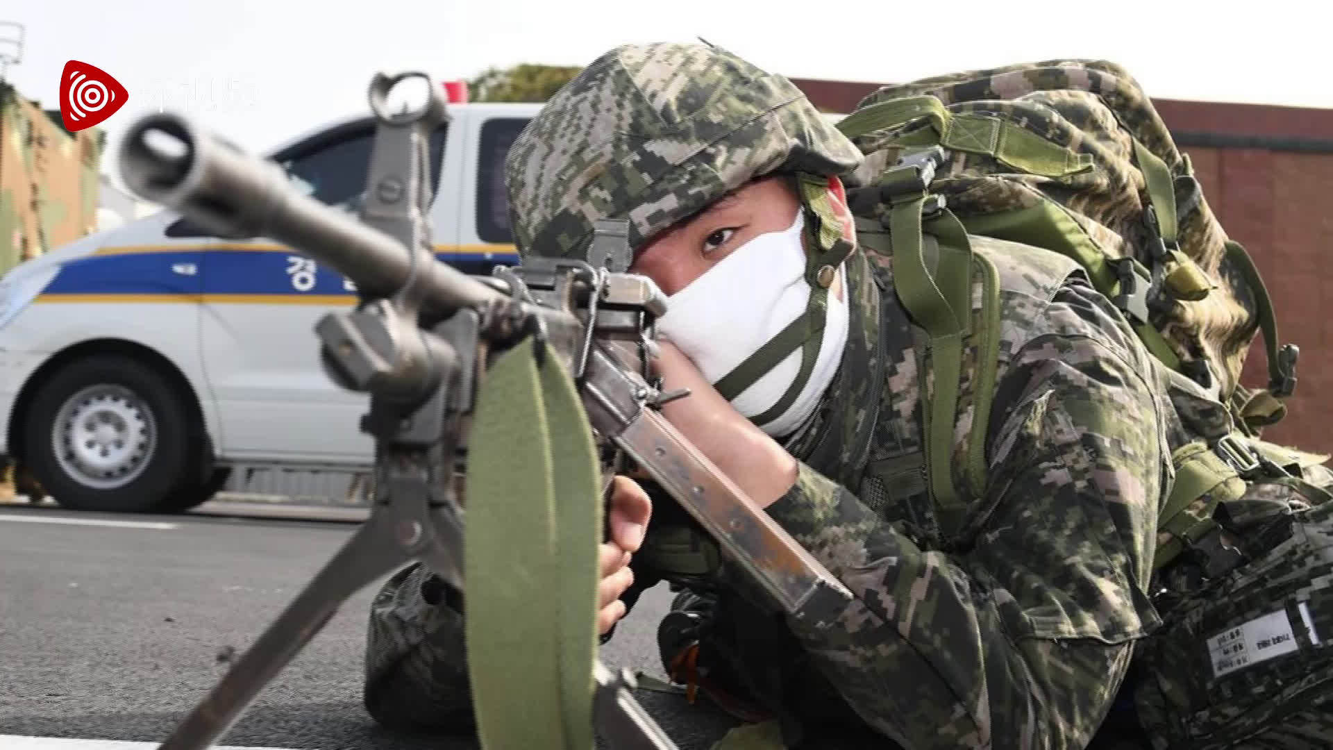 韩国军队举行联合反恐演习,士兵佩戴口罩参加战斗