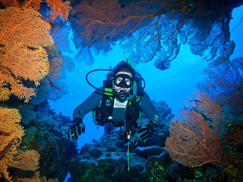 令潜水爱好者趋之若鹜塞班蓝洞.