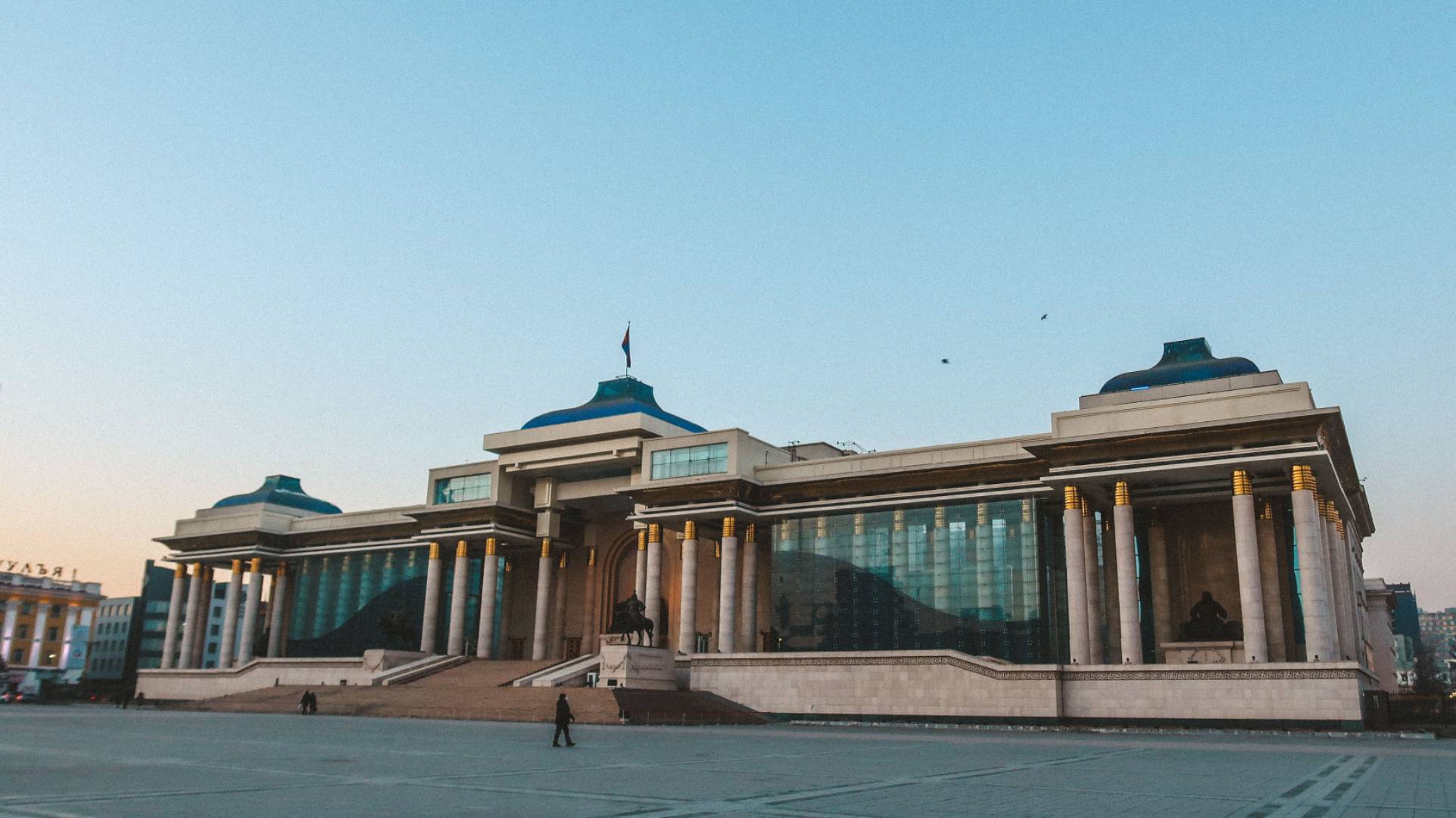 蒙古国人口一共三百多万有一半在首都乌兰巴托这城市不大