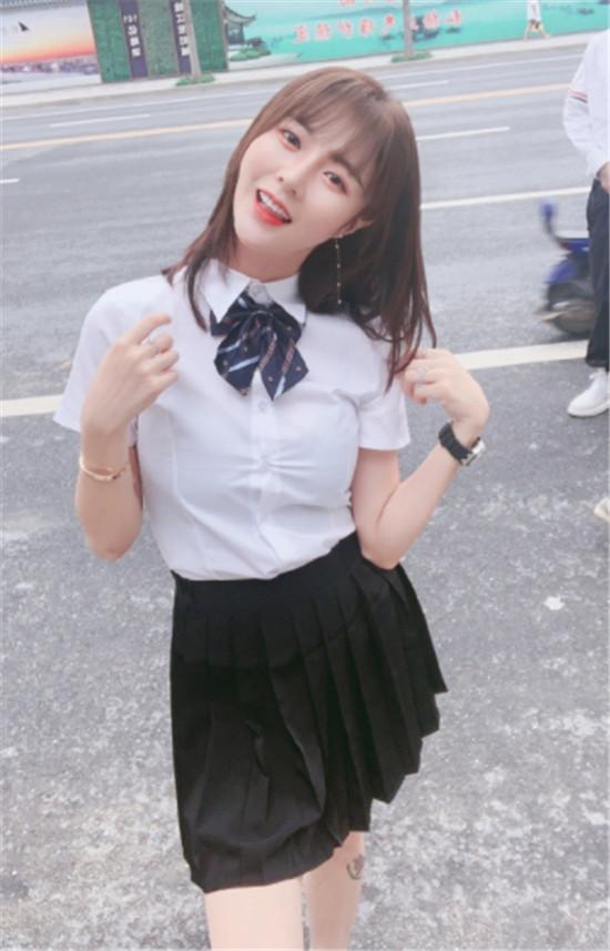 的超人气主播,原先就是抖音快手红人的她在虎牙开播后迅速获得关注