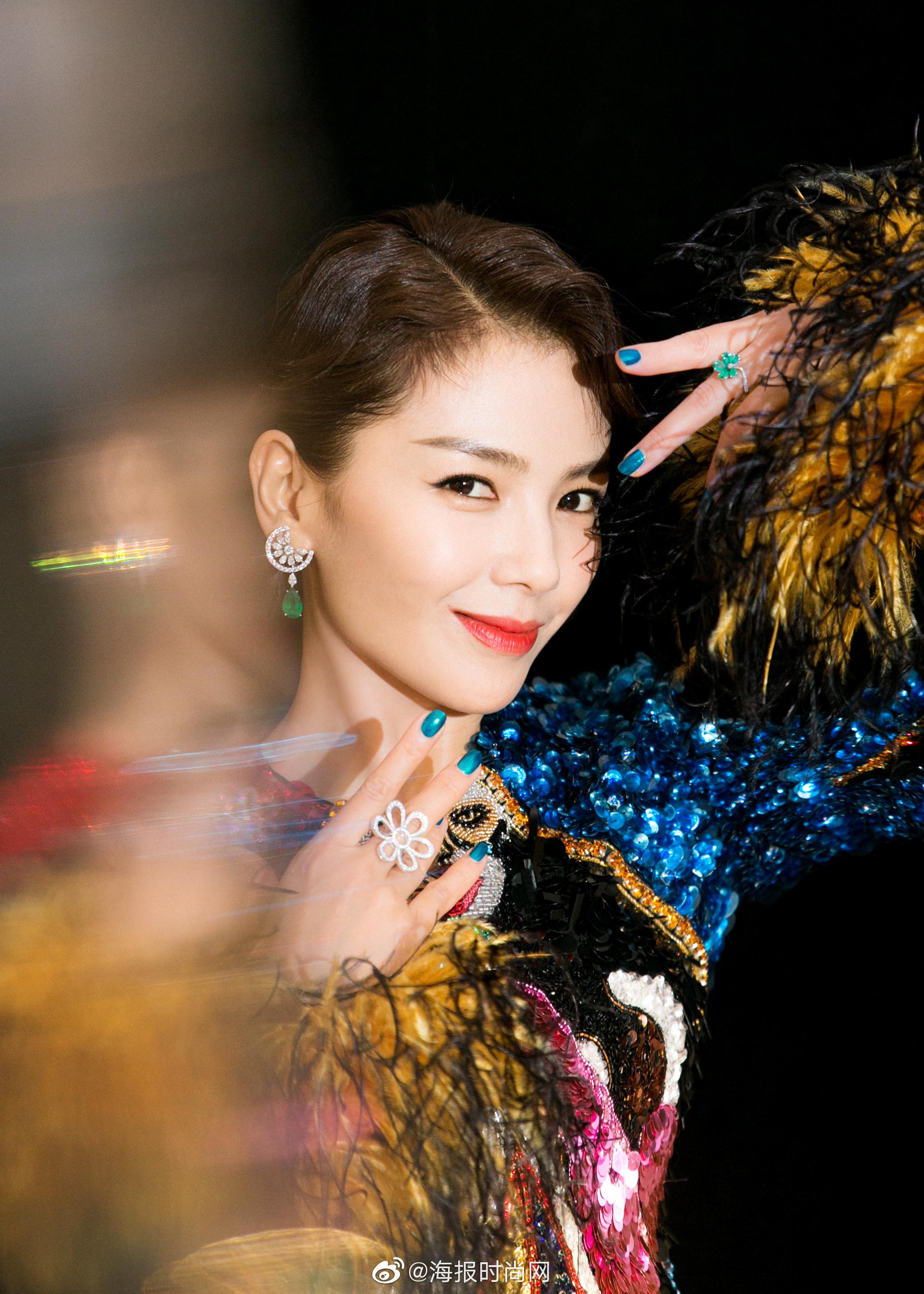 今晚湖南卫视818全球汽车夜@刘涛tamia 的万花筒裙也太美了吧