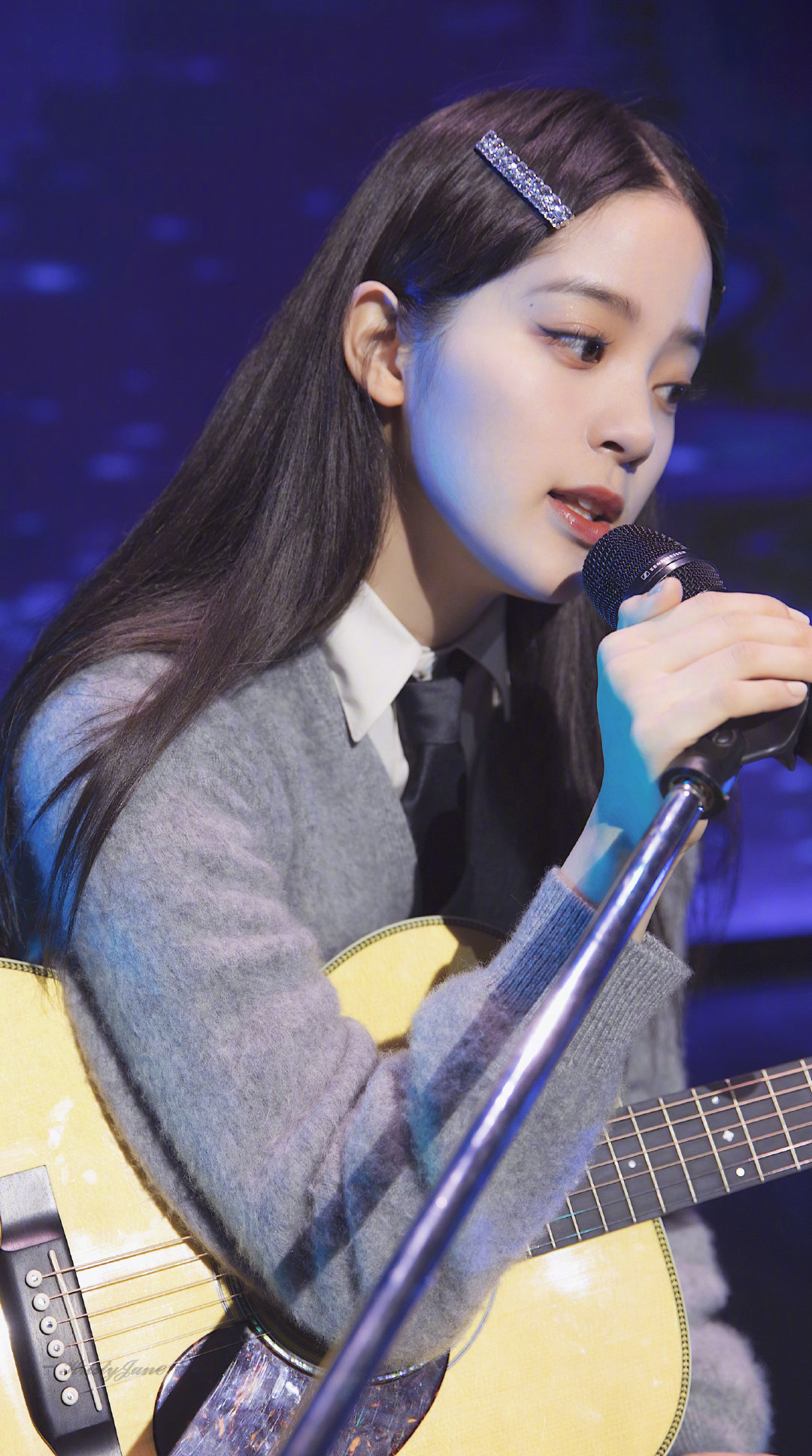 还是觉得没有刘海,露出额头的欧阳娜娜更好看,你们觉得呢?