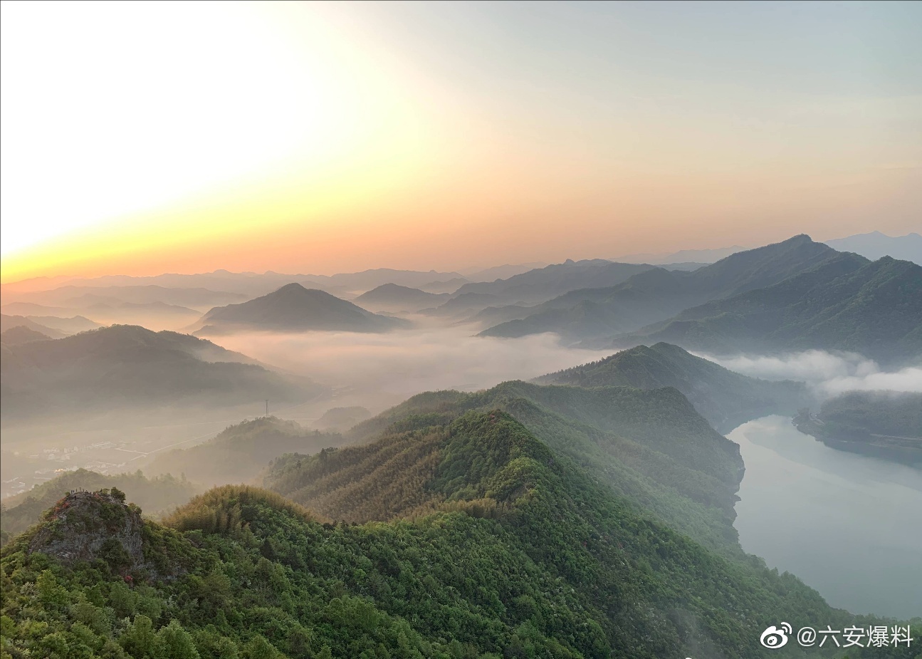 六安霍山县屋脊山,看云海日出,山花烂漫,感受着大自然的无限春光