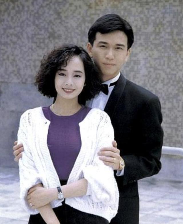 59岁毛舜筠为丈夫庆生晒全家福两个女儿颜值出众,母女同框似姐妹