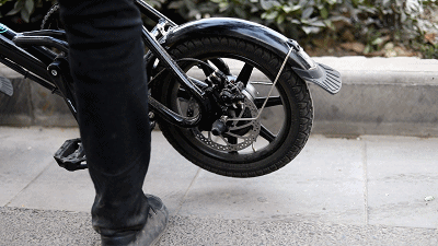 这辆续航70公里的车轻松解决