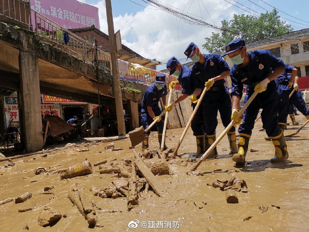 灾后重建:洪水退去,他们仍忙碌在一线