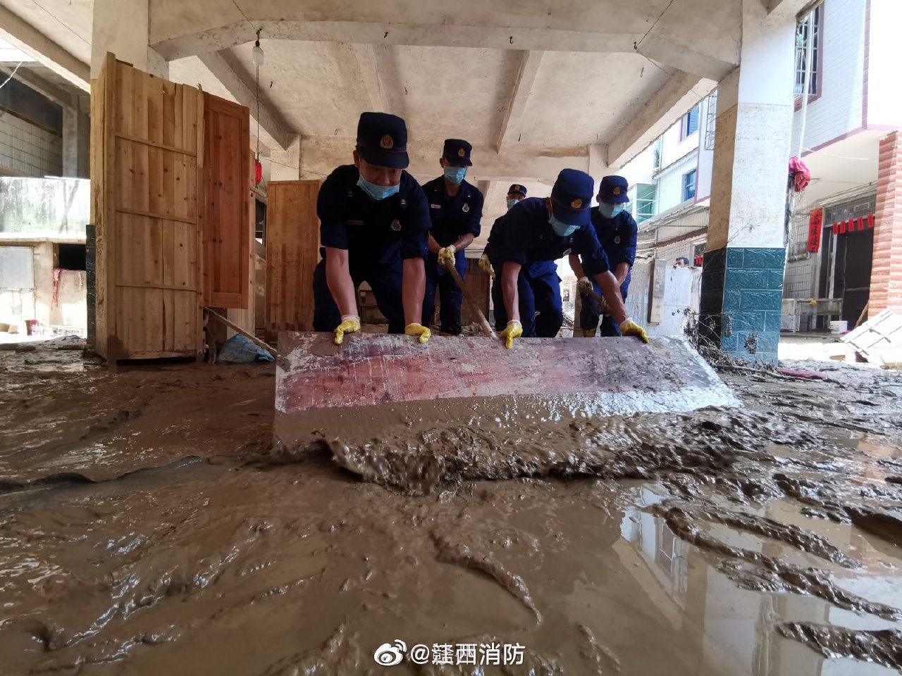 灾后重建:洪水退去,他们仍忙碌在一线|自来水|受灾|赣州|淤泥|管线_新浪新闻