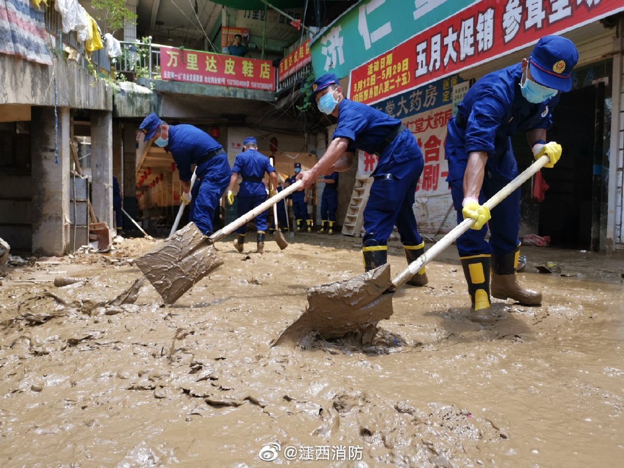 灾后重建:洪水退去,他们仍忙碌在一线|自来水|受灾|赣州|淤泥|管线_新浪新闻