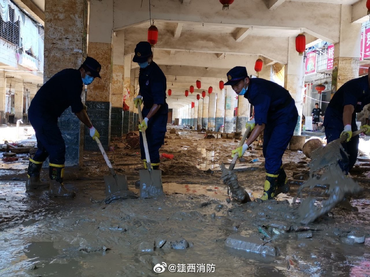灾后重建:洪水退去,他们仍忙碌在一线|自来水|受灾|赣州|淤泥|管线_新浪新闻