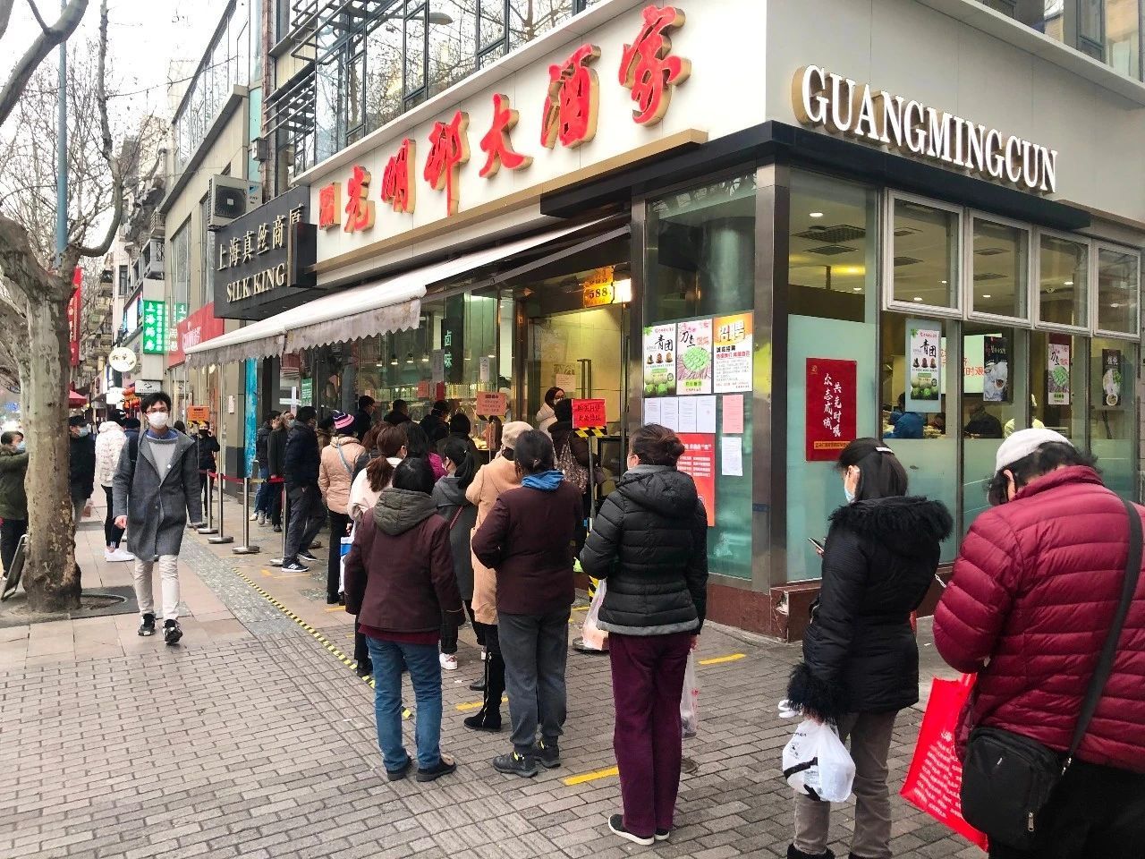 记者观察｜上海街道“苏醒”：“网红店”开始排长队，你敢去购物吗？