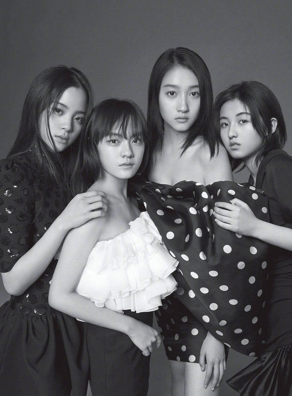 新四小花旦同框,关晓彤凭长腿取胜,张子枫造型惊艳