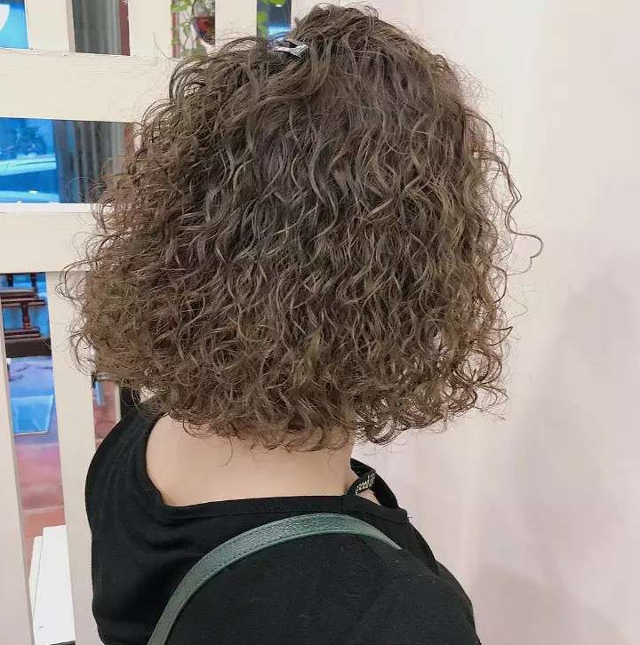 齐肩发选择满头卷的烫发方式:羊毛卷