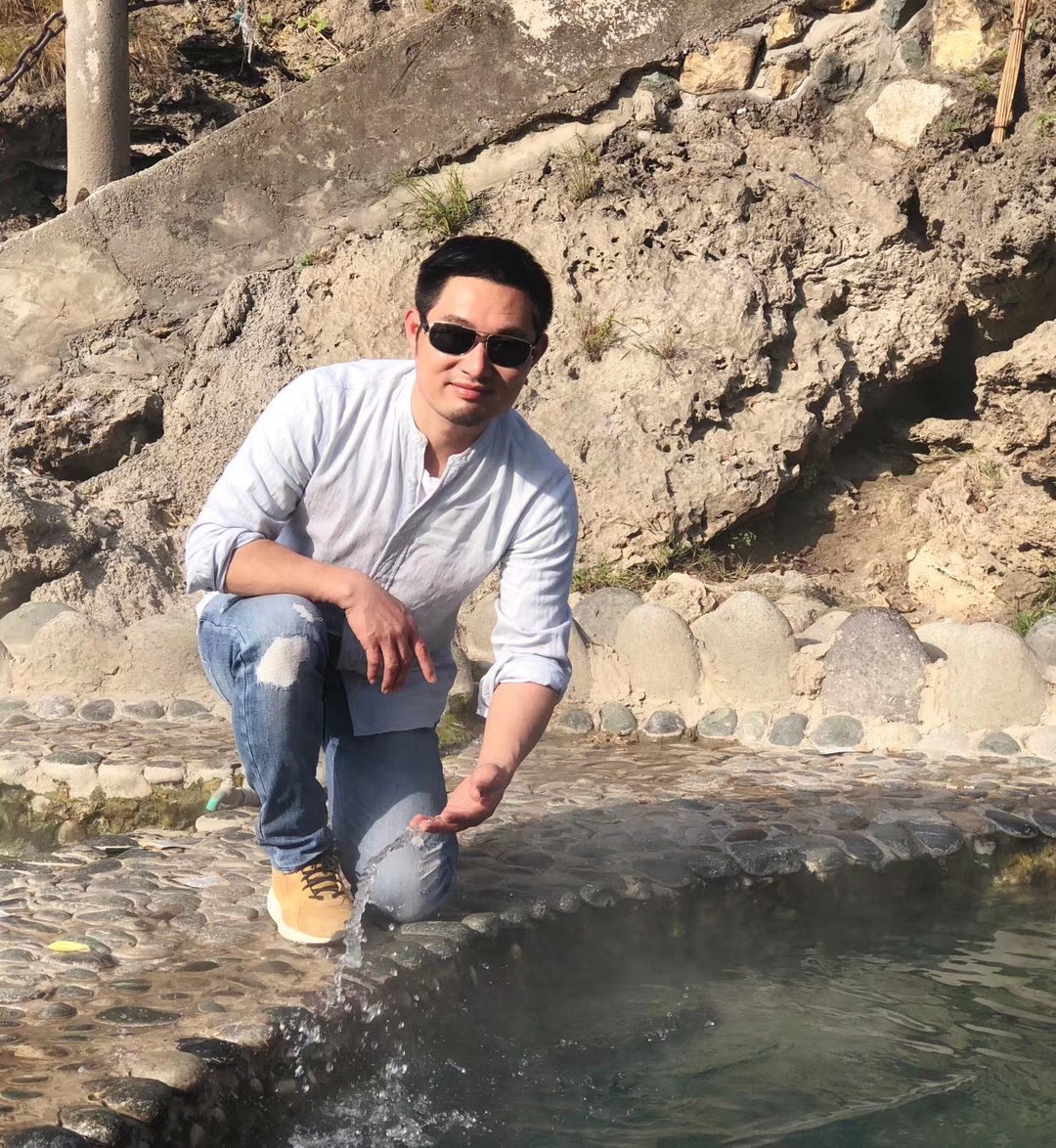 怒江边温泉,每年澡堂会男女一起裸浴的地方.