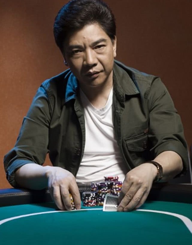 他是来自广西农村的赌神,每次领奖都带着五星红旗,赌术横扫全球