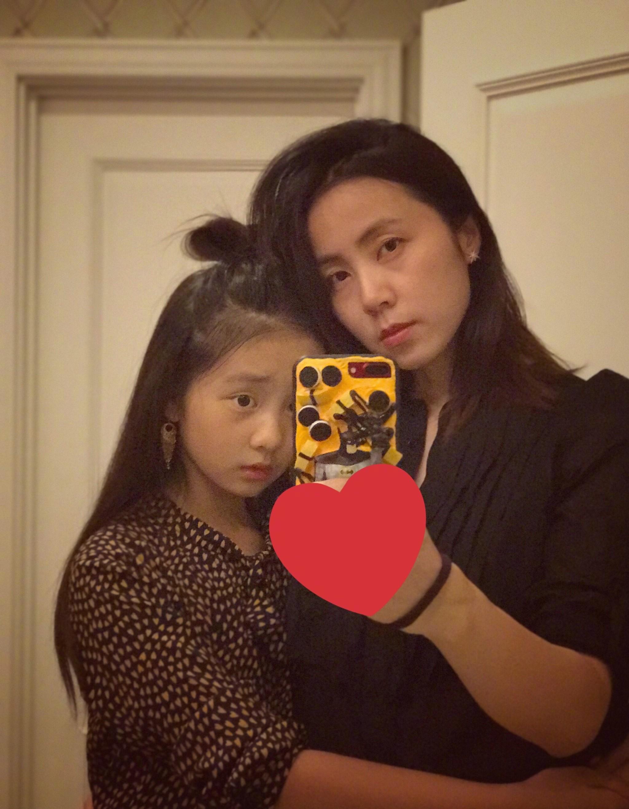 孙莉晒与女儿合照母女俩嘟嘴卖萌好可爱网友直呼两人是姐妹