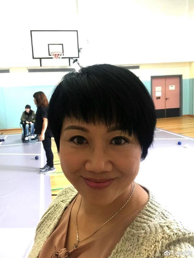 58岁tvb绿叶陈安莹离巢7年转做配音演员,收入不高仍兢兢业业